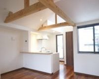 緑とロフトのある家のサムネイル